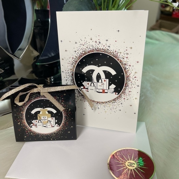 AUTHENTIC CHANEL NO 5 L’EAU MINIATURE PERFUME & CHRISTMAS CARD 2019 COLLECTIBLE - Picture 2 of 11